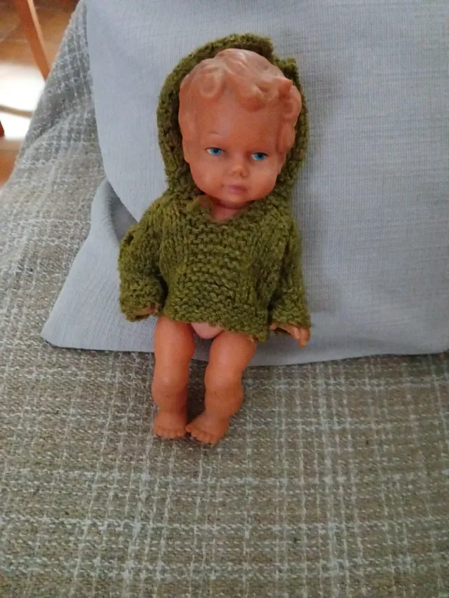 Muñeco vintage con abrigo de lana