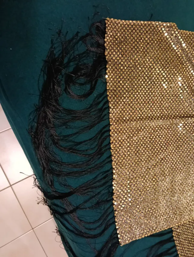 Sciarpa da sera oro e nero con frange