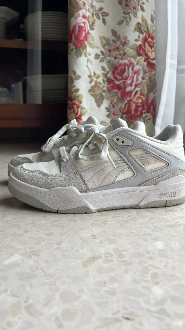 Zapatillas Puma grises y blancas