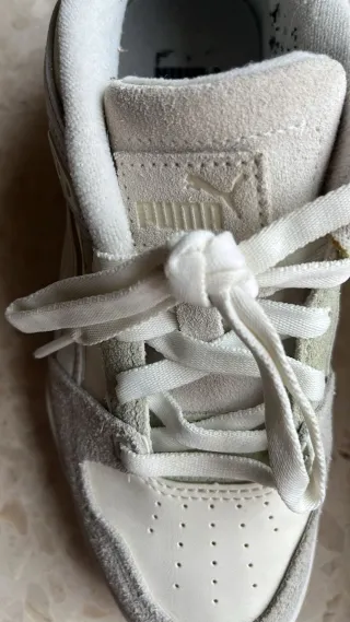 Zapatillas Puma grises y blancas