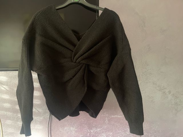 Maglioncino nero con nodo