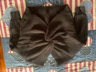 Maglioncino nero con nodo