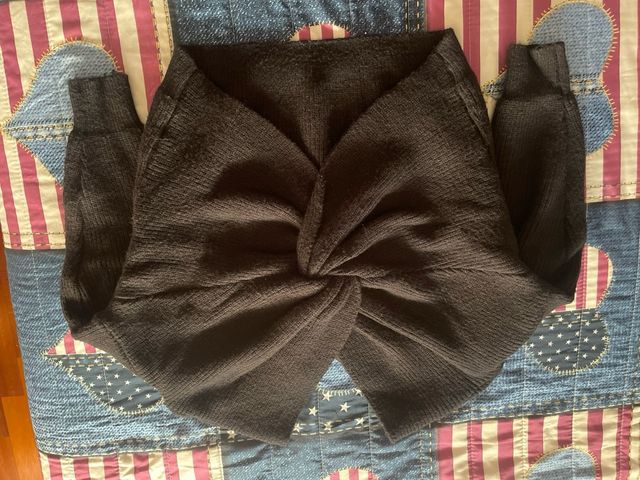 Maglioncino nero con nodo