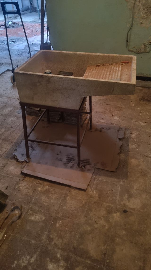 Pila de piedra con base metálica