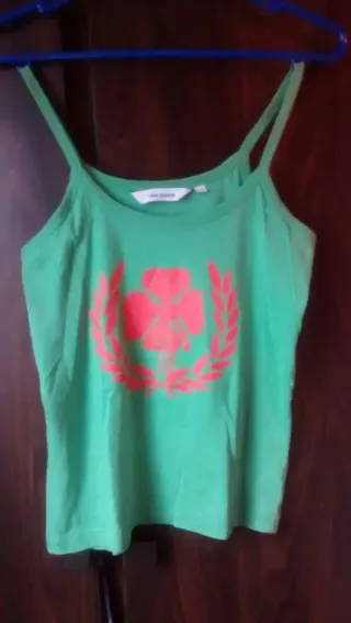 Camiseta verde con estampado de trébol