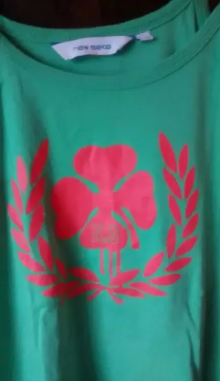 Camiseta verde con estampado de trébol