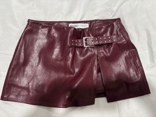 Falda Bershka efecto piel burdeos