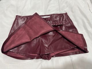 Falda Bershka efecto piel burdeos