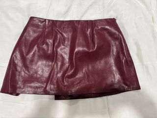 Falda Bershka efecto piel burdeos