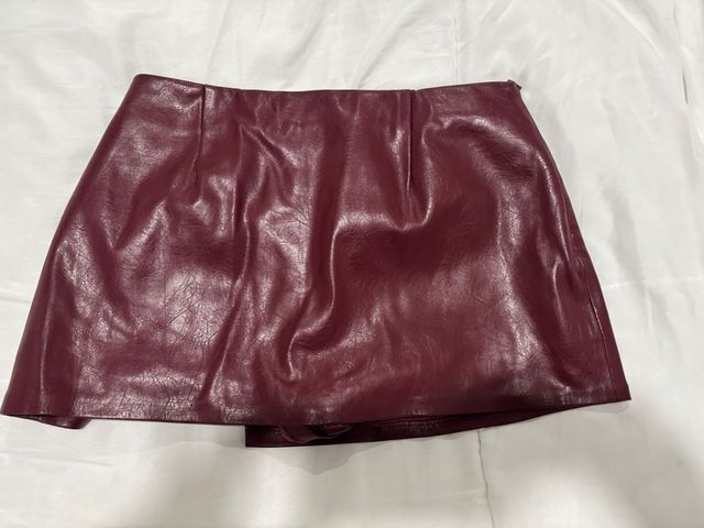 Falda Bershka efecto piel burdeos