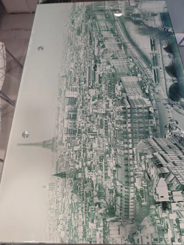 Mesa de cristal con diseño de ciudad