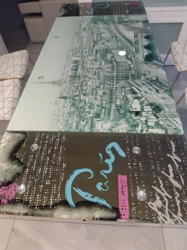 Mesa de cristal con diseño de ciudad