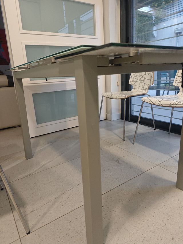 Mesa de cristal con diseño de ciudad