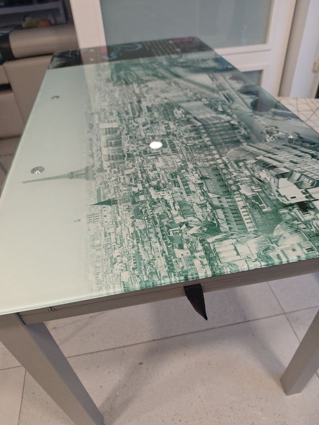 Mesa de cristal con diseño de ciudad