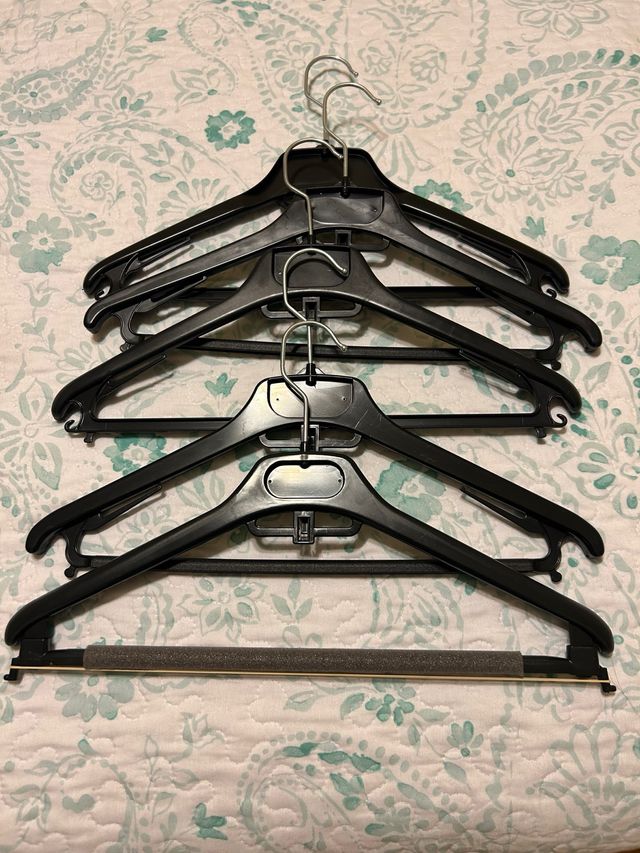 5 Perchas Negras de Plástico