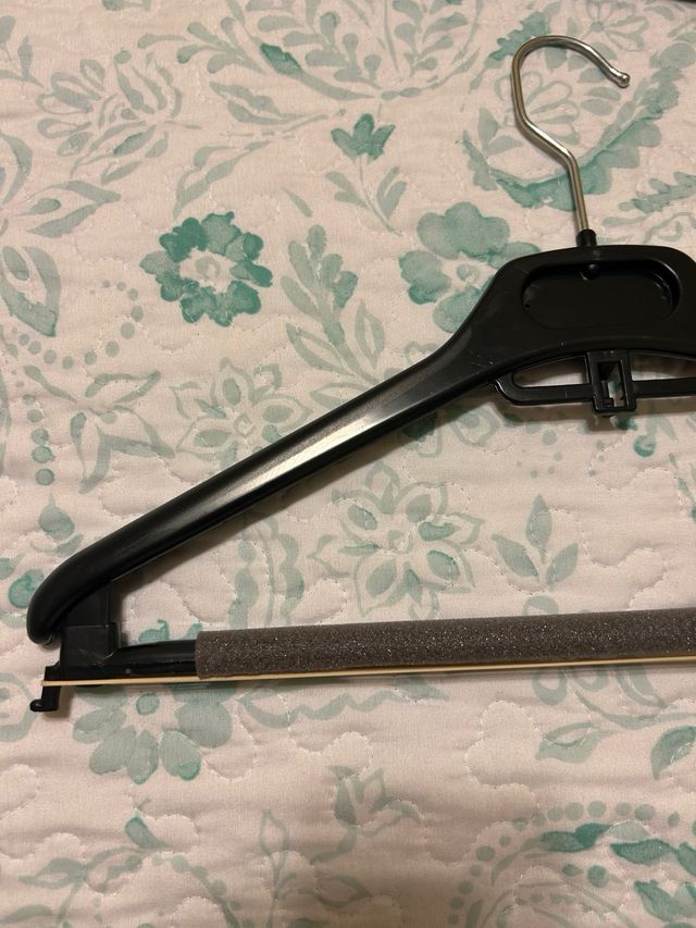 5 Perchas Negras de Plástico