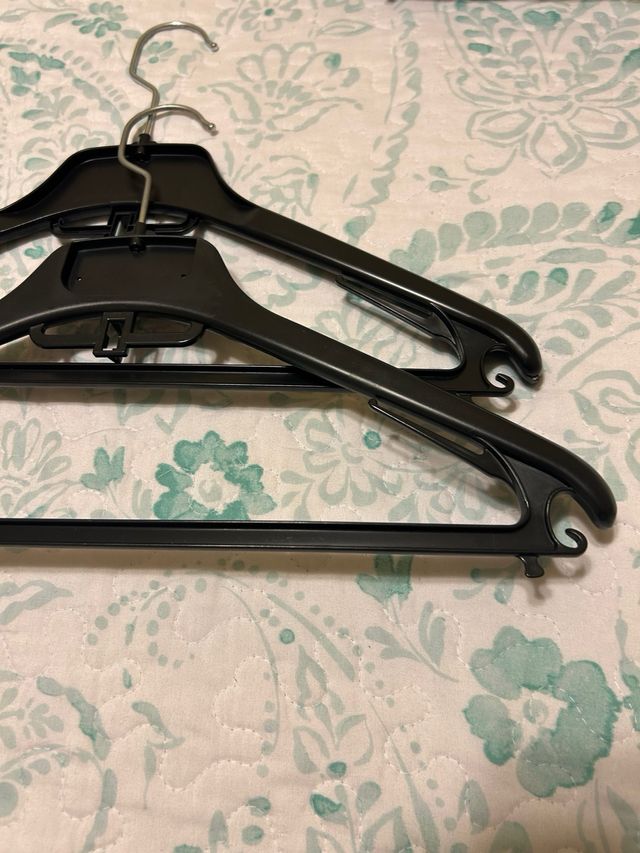 5 Perchas Negras de Plástico