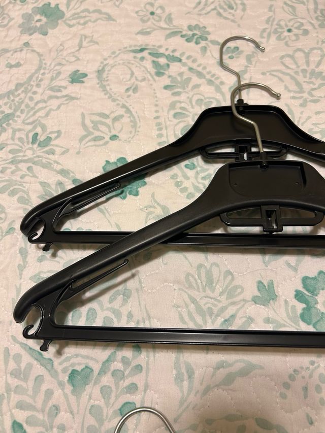 5 Perchas Negras de Plástico