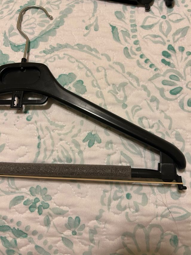 5 Perchas Negras de Plástico