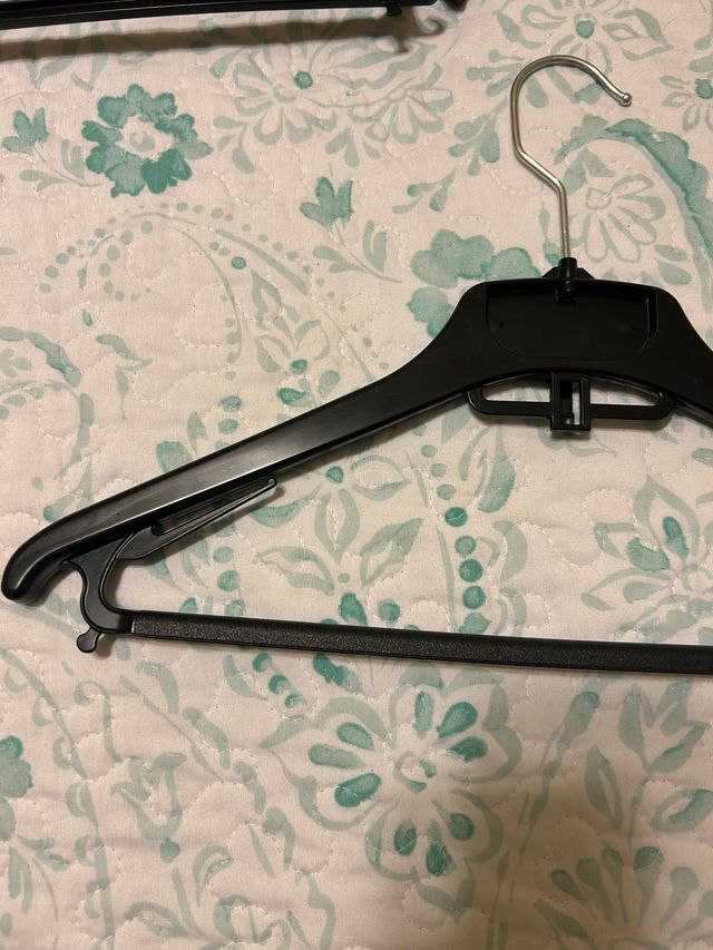 5 Perchas Negras de Plástico