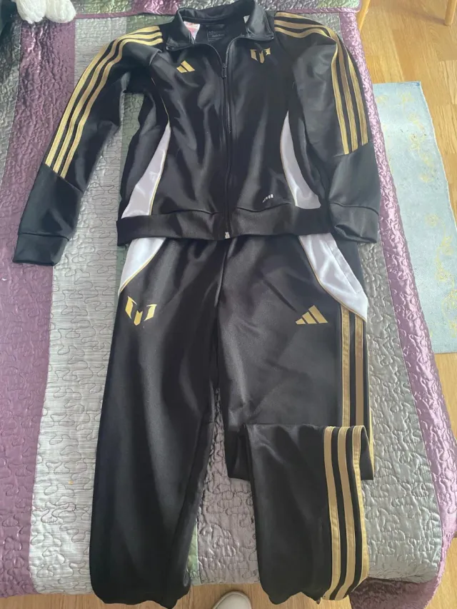 Chándal Adidas Messi Negro y Dorado. Talla 11-12