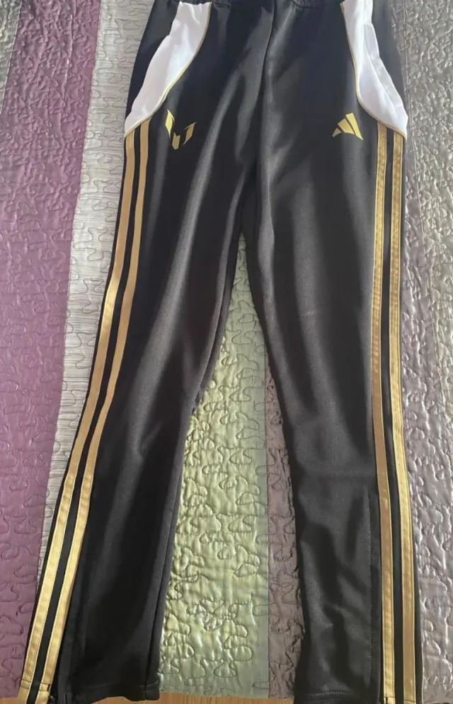 Chándal Adidas Messi Negro y Dorado. Talla 11-12
