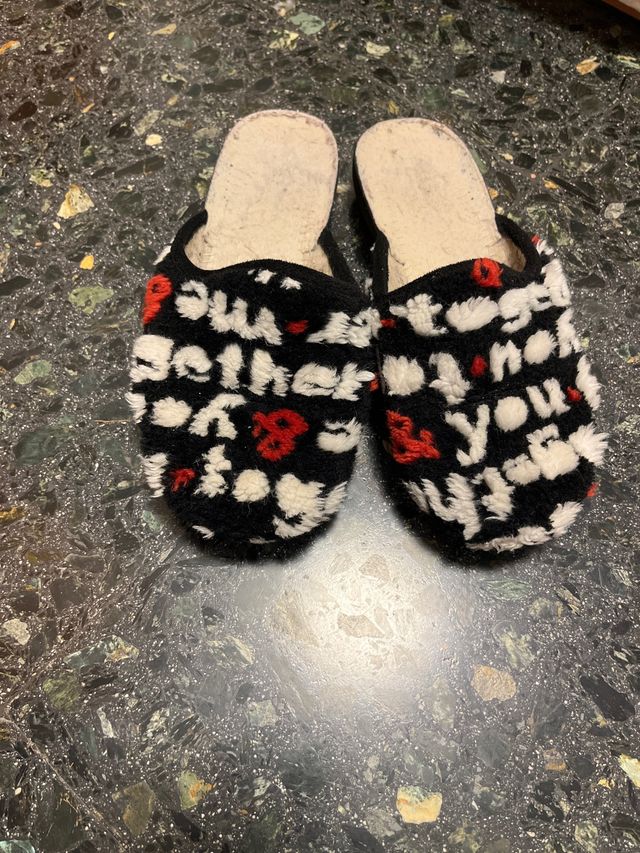 Zapatillas de estar por casa negras y rojas