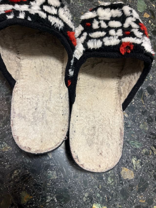 Zapatillas de estar por casa negras y rojas