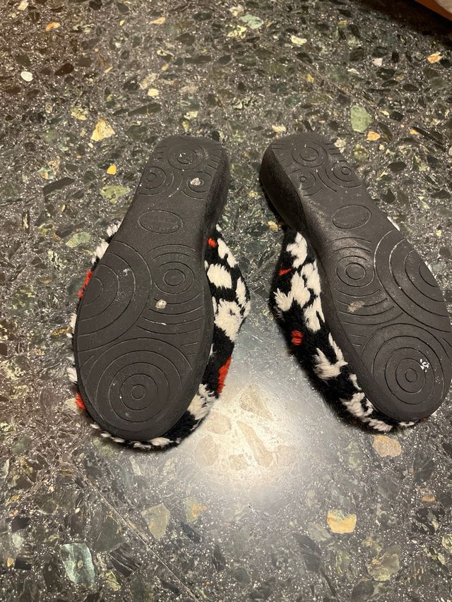 Zapatillas de estar por casa negras y rojas