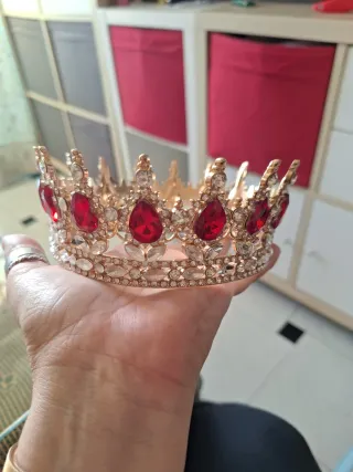 Corona dorada con piedras rojas y blancas