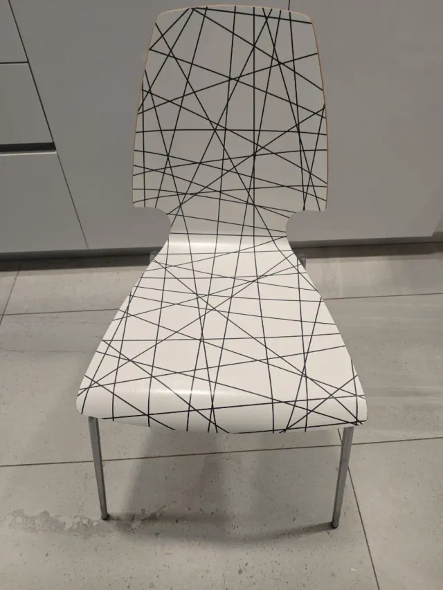 Sillas madera y metal diseño geométrico