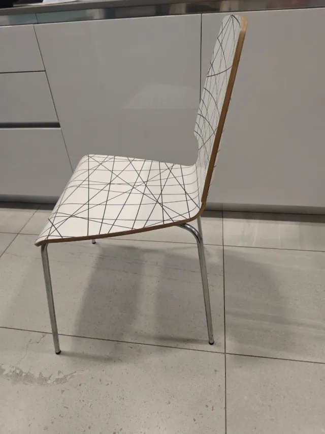 Sillas madera y metal diseño geométrico