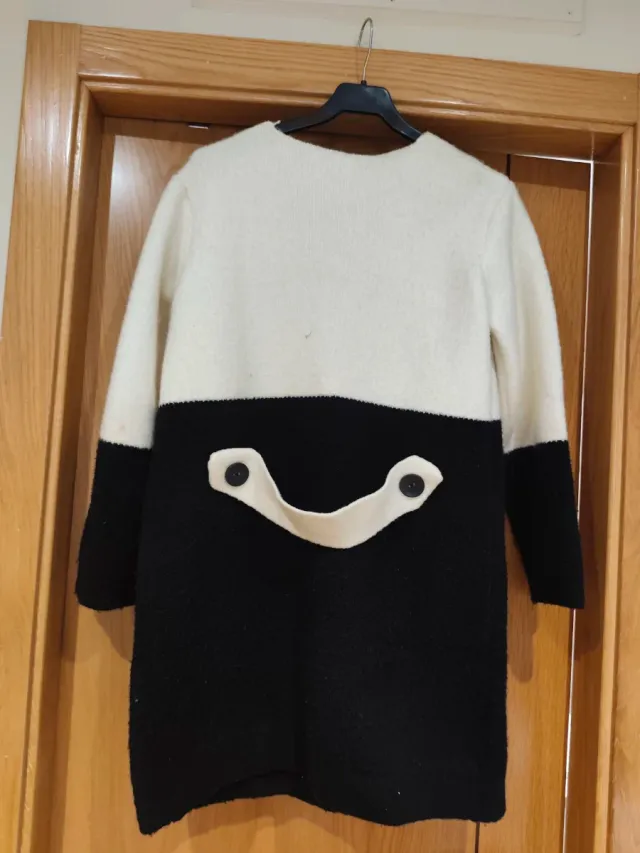 Abrigo tres cuartos blanco y negro