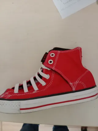Dos pares Converse grises y Rojas