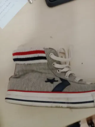 Dos pares Converse grises y Rojas