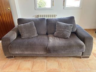 Sofá gris de tela muy cómodo