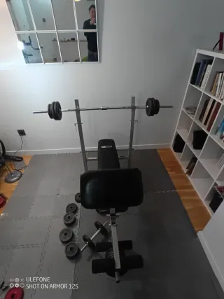 Banco de pesas con barra y mancuernas