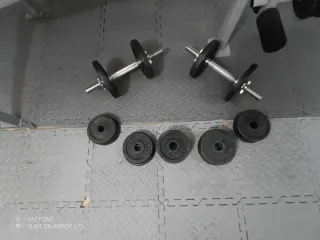 Banco de pesas con barra y mancuernas