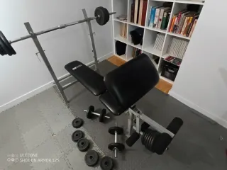 Banco de pesas con barra y mancuernas