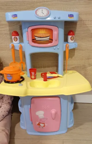 Cocinita Peppa Pig con accesorios.