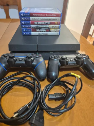 PS4 Sony con 2 mandos y 6 juegos