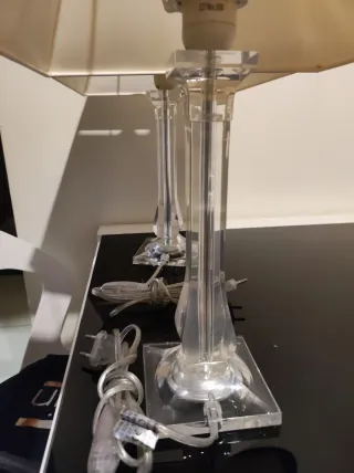 Lámparas de mesita transparentes y blancas