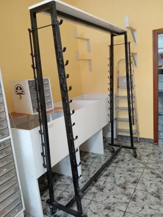 Soporte expositor metálico con ruedas