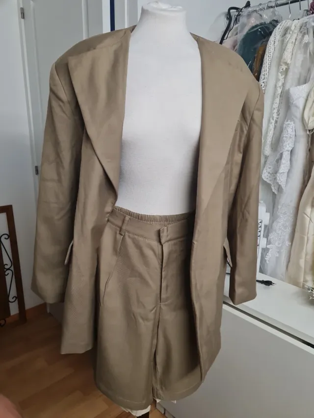 Conjunto sastre dos piezas beige da talla