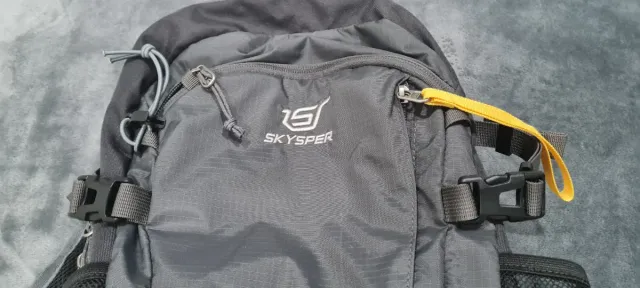 Mochila SKYSPEAR senderismo gris y amarilla 20L