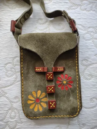 Bolso de ante con flores