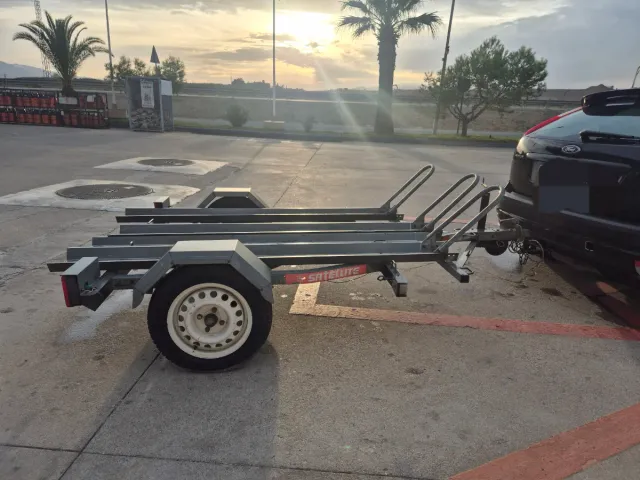 Remolque para tres motos. CON DOCUMENTACIÓN. 