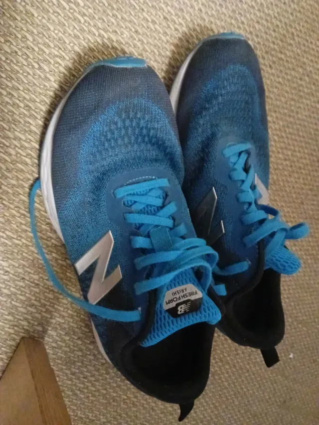 Zapatillas New Balance azul y plata