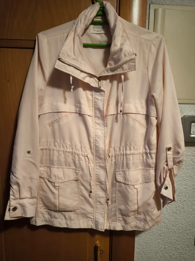 Chaqueta fina Bershka.