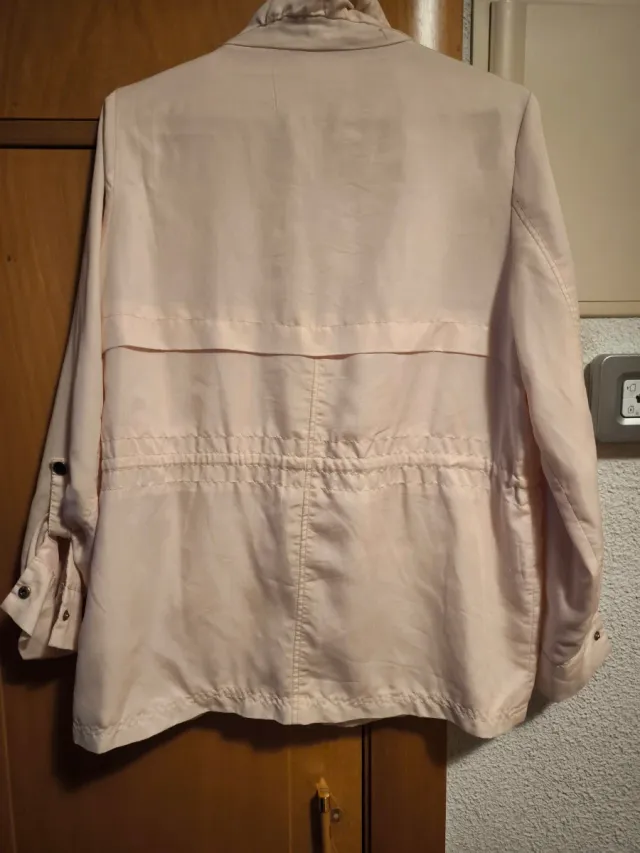 Chaqueta fina Bershka.